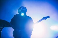 山﨑康介（G, Syn）（Photo by Ray Otabe）