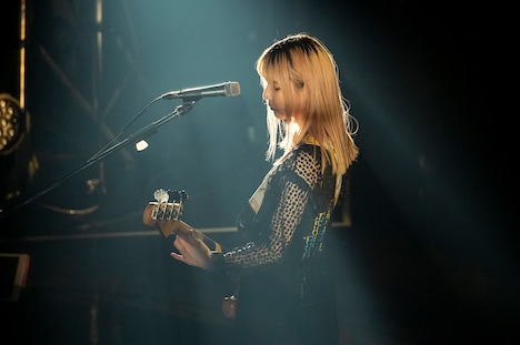 TOMOMI（SCANDAL）（撮影：ヤオタケシ）