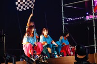 「Microscope」のパフォーマンスの様子。（撮影：上山陽介）