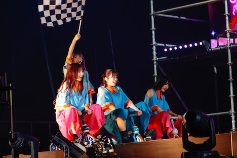 「Microscope」のパフォーマンスの様子。（撮影：上山陽介）