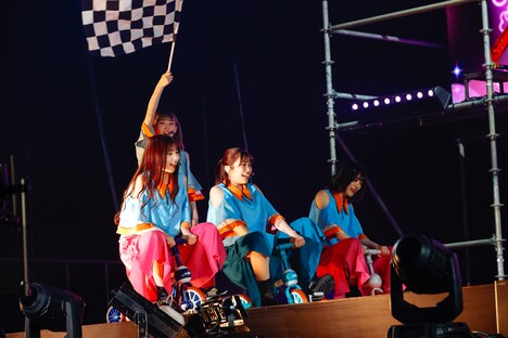 「Microscope」のパフォーマンスの様子。（撮影：上山陽介）