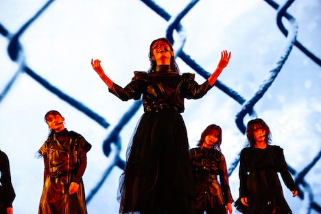 「流れ弾」のパフォーマンスの様子。（撮影：上山陽介）