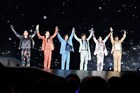 「26年間僕たちについてきてくれてありがとう」V6ラストライブでファンに感謝「目を閉じれば」歌唱