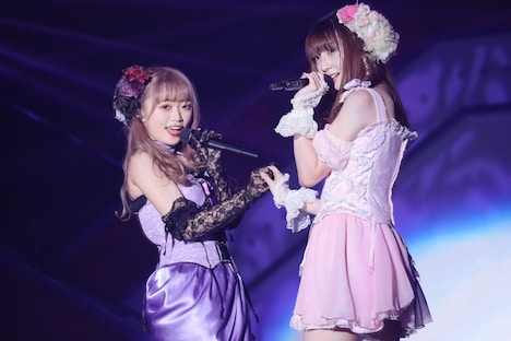 左から中井りか、荻野由佳。 (c)Flora