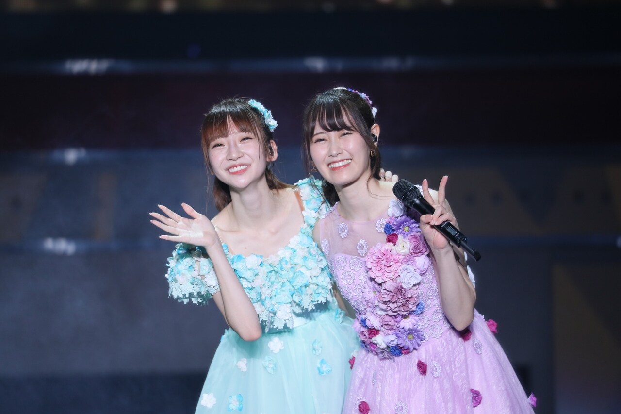 左から荻野由佳、西潟茉莉奈。 (c)Flora - NGT48荻野由佳、卒