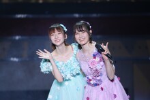 左から荻野由佳、西潟茉莉奈。 (c)Flora