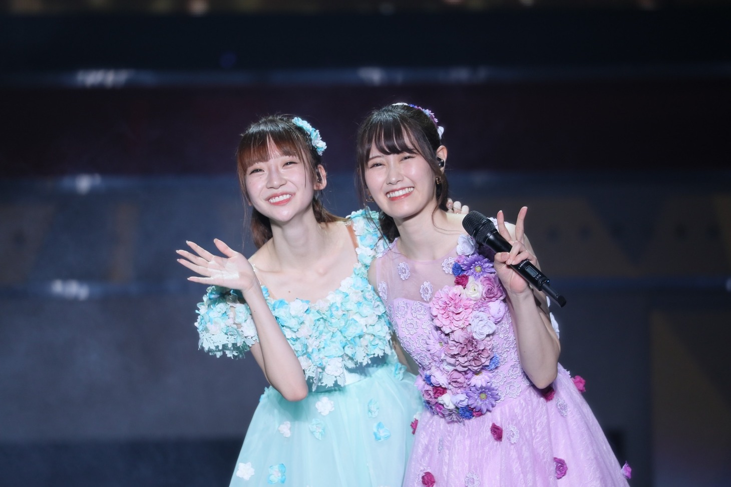 左から荻野由佳、西潟茉莉奈。 (c)Flora