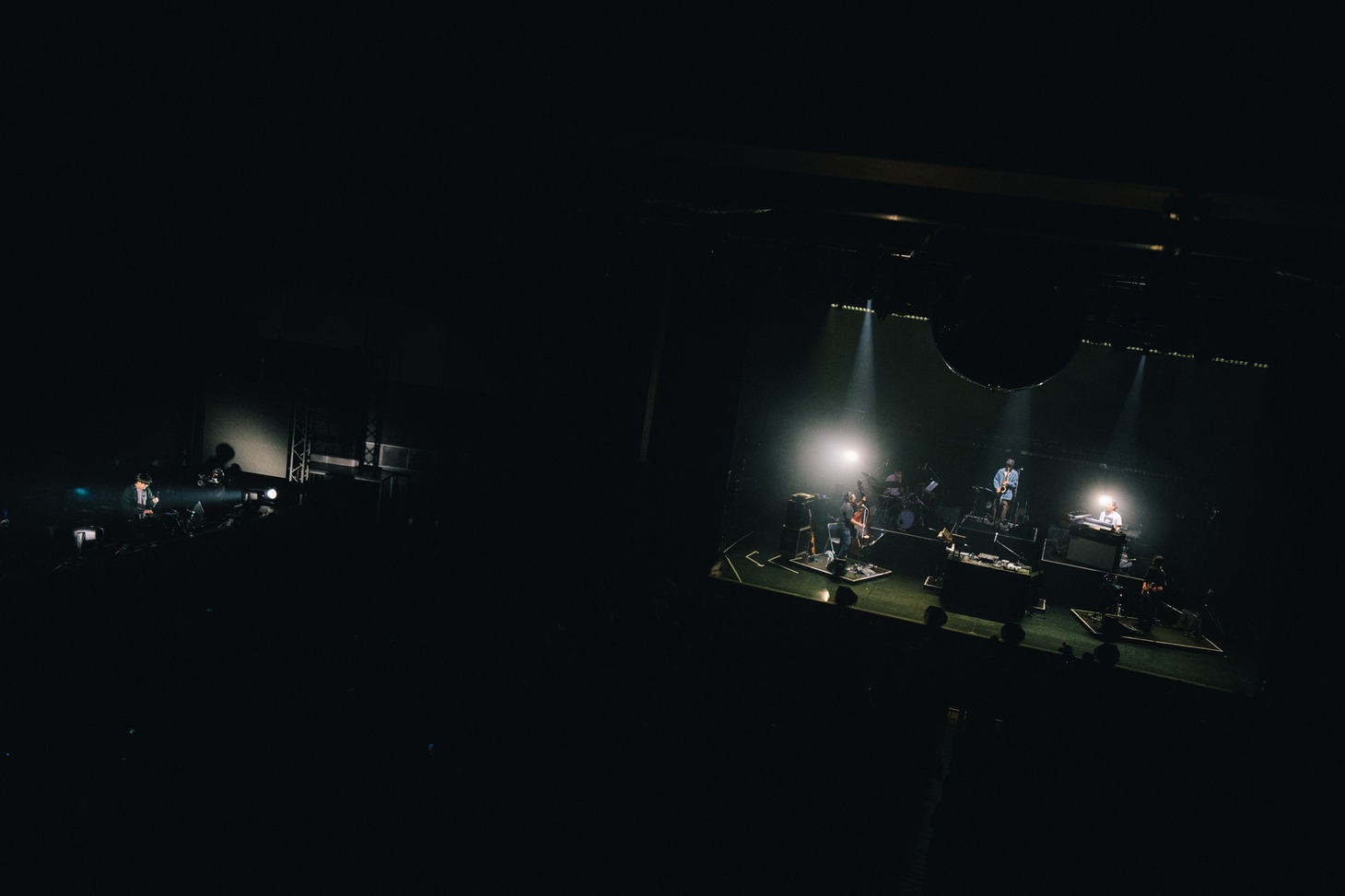 DJブースに移動したSTUTSと、メインステージのバンドメンバー。（Photo by Tatsuya Hirota）