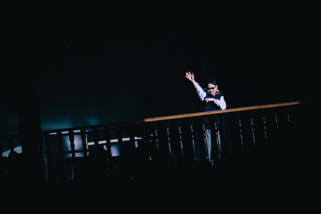 バルコニーから現れたBIM。（Photo by Tatsuya Hirota）