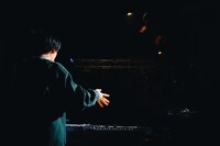 バルコニーのBIMと言葉を交わすSTUTS。（Photo by Tatsuya Hirota）