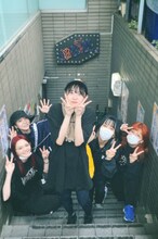 PIGGS。写真中央がKINCHAN。