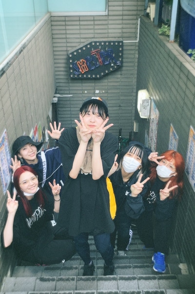 PIGGS。写真中央がKINCHAN。