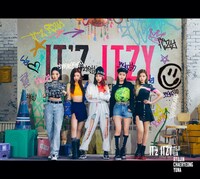 ITZY「IT’z ITZY」初回限定盤Aジャケット