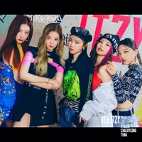 ITZY「IT’z ITZY」通常盤ジャケット