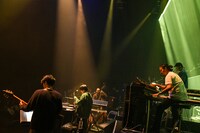 STUTSとバンドメンバー。（Photo by Teppei Kishida）