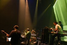 STUTSとバンドメンバー。（Photo by Teppei Kishida）