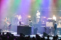 STUTSとバンドメンバー。（Photo by Teppei Kishida）