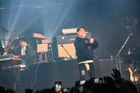 左からSTUTS、tofubeats。（Photo by Teppei Kishida）