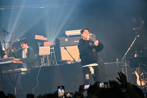 左からSTUTS、tofubeats。（Photo by Teppei Kishida）