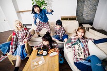 柏木由紀とBiSのアーティスト写真。