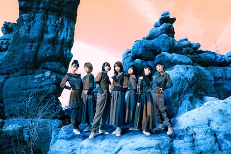 柏木由紀とBiSHのアーティスト写真。