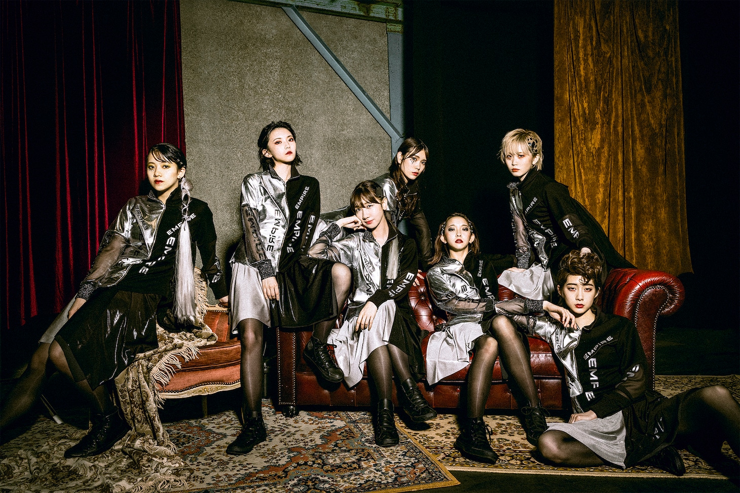 柏木由紀とEMPiREのアーティスト写真。