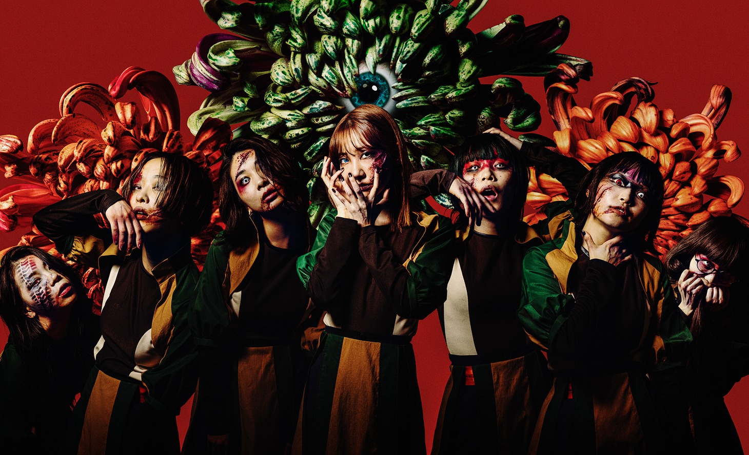 柏木由紀とGO TO THE BEDSのアーティスト写真。