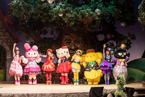 ももくろちゃんZとサンリオのキャラクターたち。（photo by Aya）