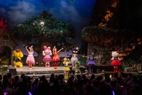 サンリオのキャラクターとコラボするももくろちゃんZ。（photo by Aya）