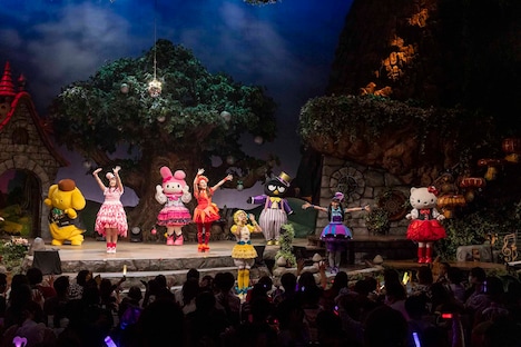 サンリオのキャラクターとコラボするももくろちゃんZ。（photo by Aya）