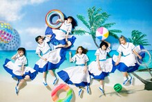 柏木由紀とPARADISESのアーティスト写真。