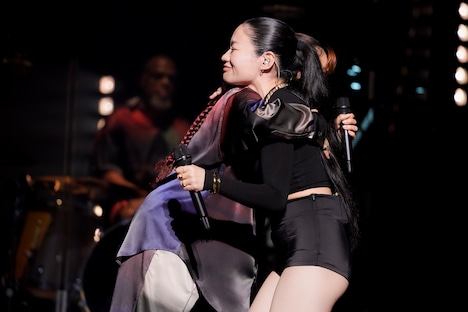 抱き合うAIとAwich。（撮影：上飯坂一）