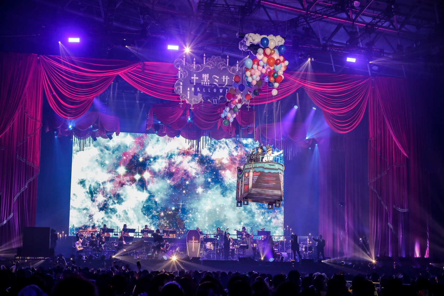 「20th Orchestra Concert HYDE 黑ミサ 2021 Halloween」の様子。