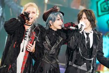 「GLAMOROUS SKY」を歌う手越祐也、HYDE、DAIGO。