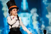 人気画像9位は「『黒執事』シエルHYDE再び！DAIGOや手越祐也ら豪華ゲストとの共演で沸かせたハロウィンの夜」より、ロザリーナ。