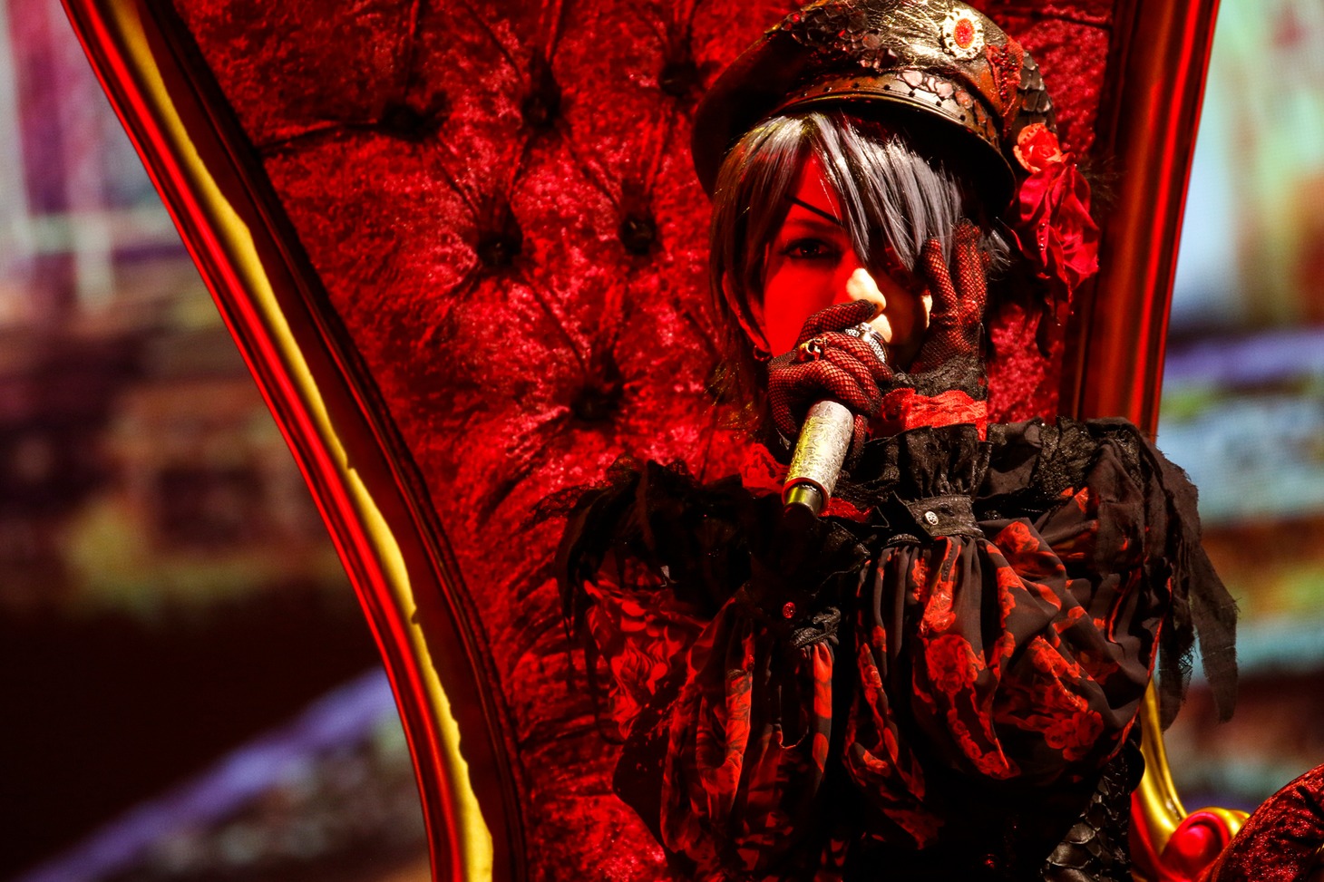 人気画像7位は「『黒執事』シエルHYDE再び！DAIGOや手越祐也ら豪華ゲストとの共演で沸かせたハロウィンの夜」より、HYDE。