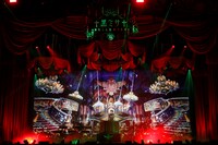 人気画像5位は「『黒執事』シエルHYDE再び！DAIGOや手越祐也ら豪華ゲストとの共演で沸かせたハロウィンの夜」より、「20th Orchestra Concert HYDE 黑ミサ 2021 Halloween」の様子。