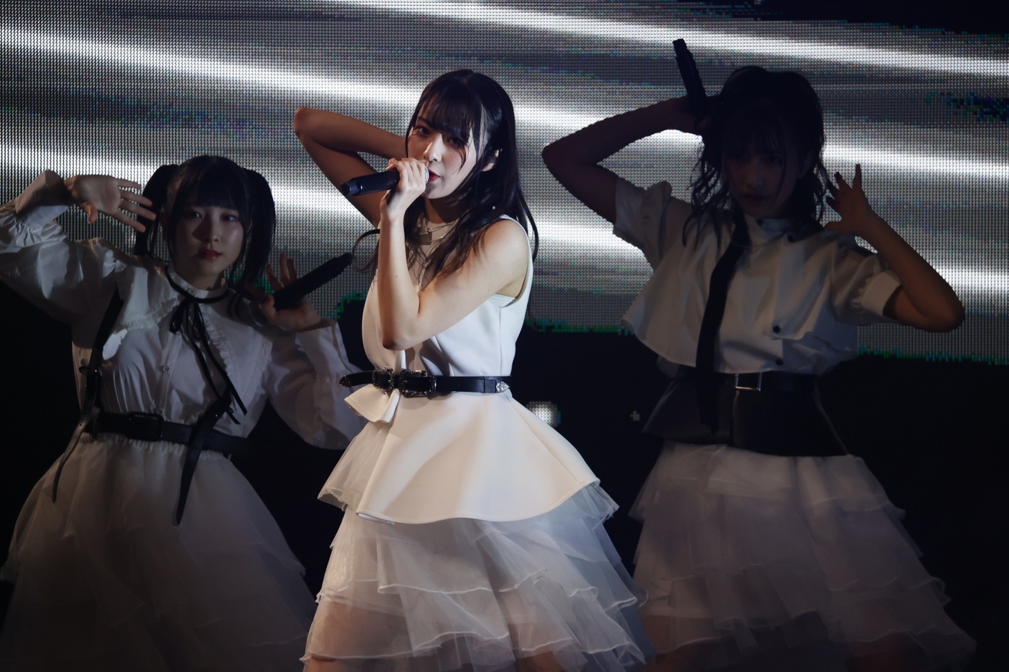 「薄明光線」を披露する櫻井もも、冨田菜々風、蟹沢萌子。(c)YOANI