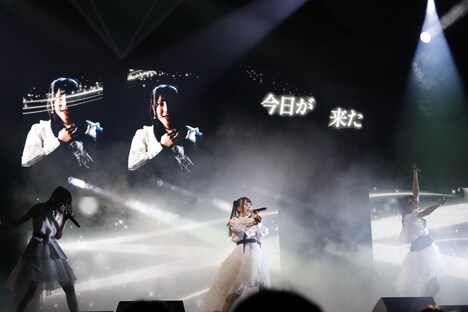 「薄明光線」を披露する冨田菜々風、櫻井もも、蟹沢萌子。(c)YOANI