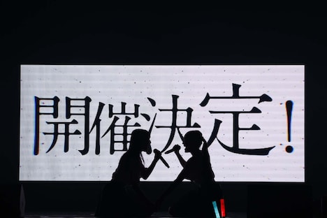 ≠ME結成3周年記念コンサート開催決定の特報が映し出されるモニター。(c)YOANI