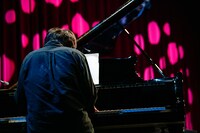 佐藤優介（カメラ＝万年筆）