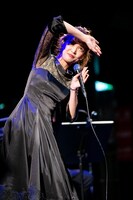 2階席の観客の顔を確認するKaede。