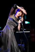 2階席の観客の顔を確認するKaede。