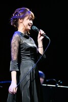 きれいなドレスが用意されたことを照れながら喜ぶKaede。