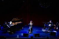 海外旅行のエピソードで盛り上がる佐藤優介、Kaede、西田修大（左から）。