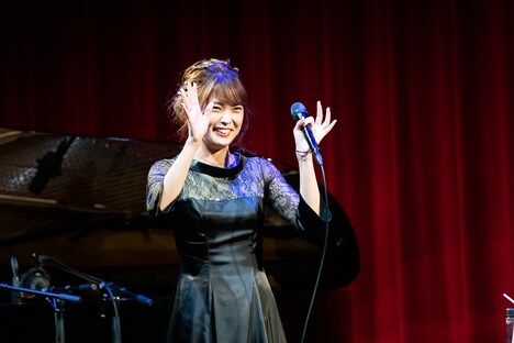 観客の拍手を独り占めし「人気者みたいー」と喜ぶKaede。