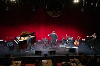 もじもじする佐藤優介（左）に挨拶を促す西田修大（中央）とKaede（右）。