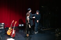 もじもじする佐藤優介（右）。