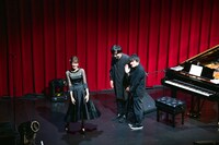 そっと手を振る佐藤優介（右）。