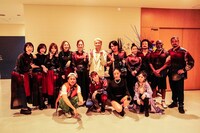 「AI 20周年記念TOUR”IT’S ALL ME”FINAL -AI BIRTHDAY SPECIAL-」出演メンバーの集合写真。（撮影：上飯坂一）